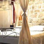 Galeria Valeria Seaside Downtown - Mag Quaint & Elegant Boutique מלון
