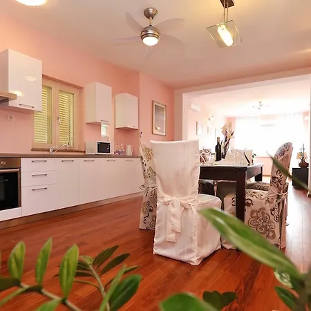 Galeria Valeria Seaside Downtown - Mag Quaint & Elegant Boutique